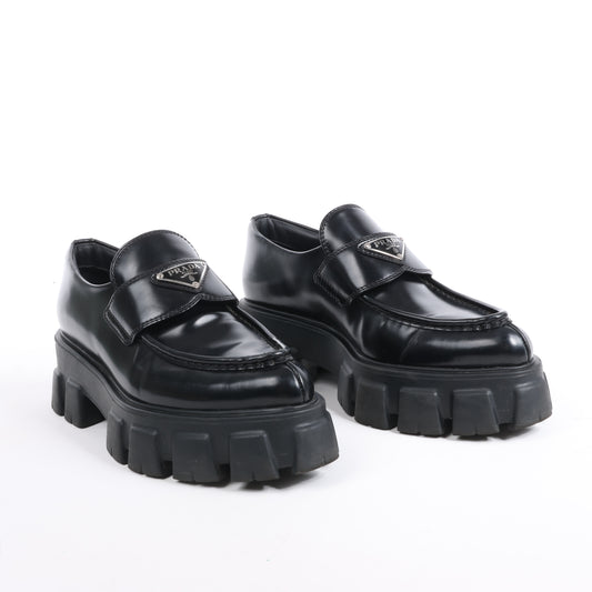 PRADA Spazzolato Triangle Logo Monolith Pointy Loafers 55 mm in Schwarz, Größe 38,5 EU