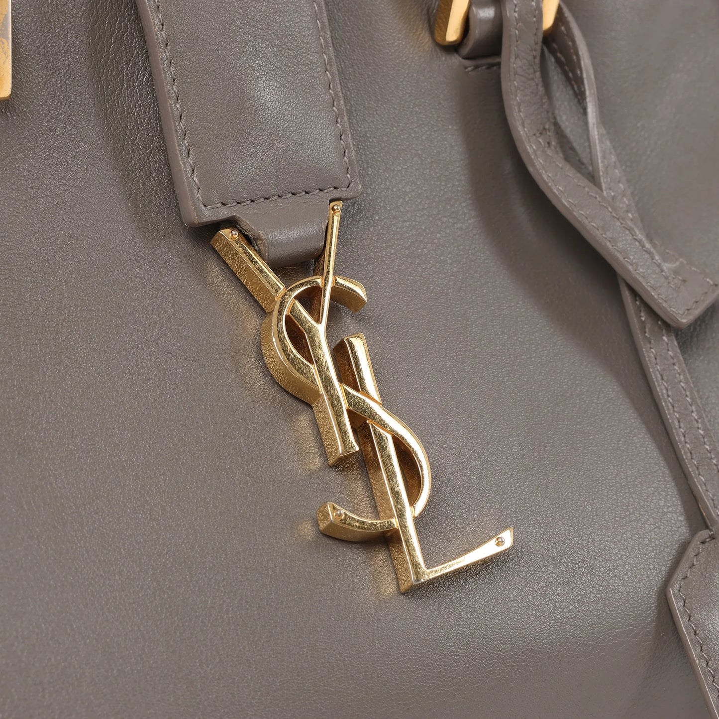 Saint Laurent Paris Baby Cabas 2-Wege-Handtasche aus Leder in Grau 424868