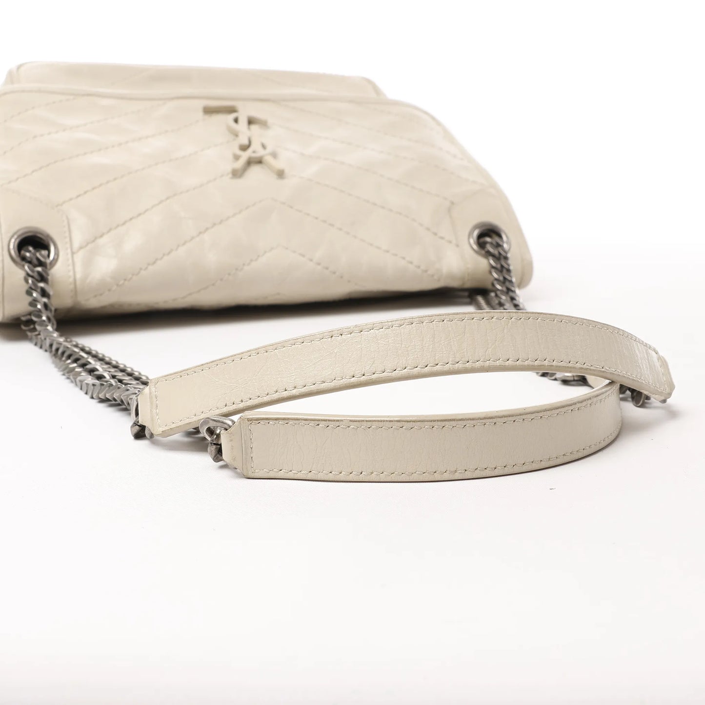 Sac bandoulière chaîne Niki moyen en cuir Saint Laurent Paris Écru 633158