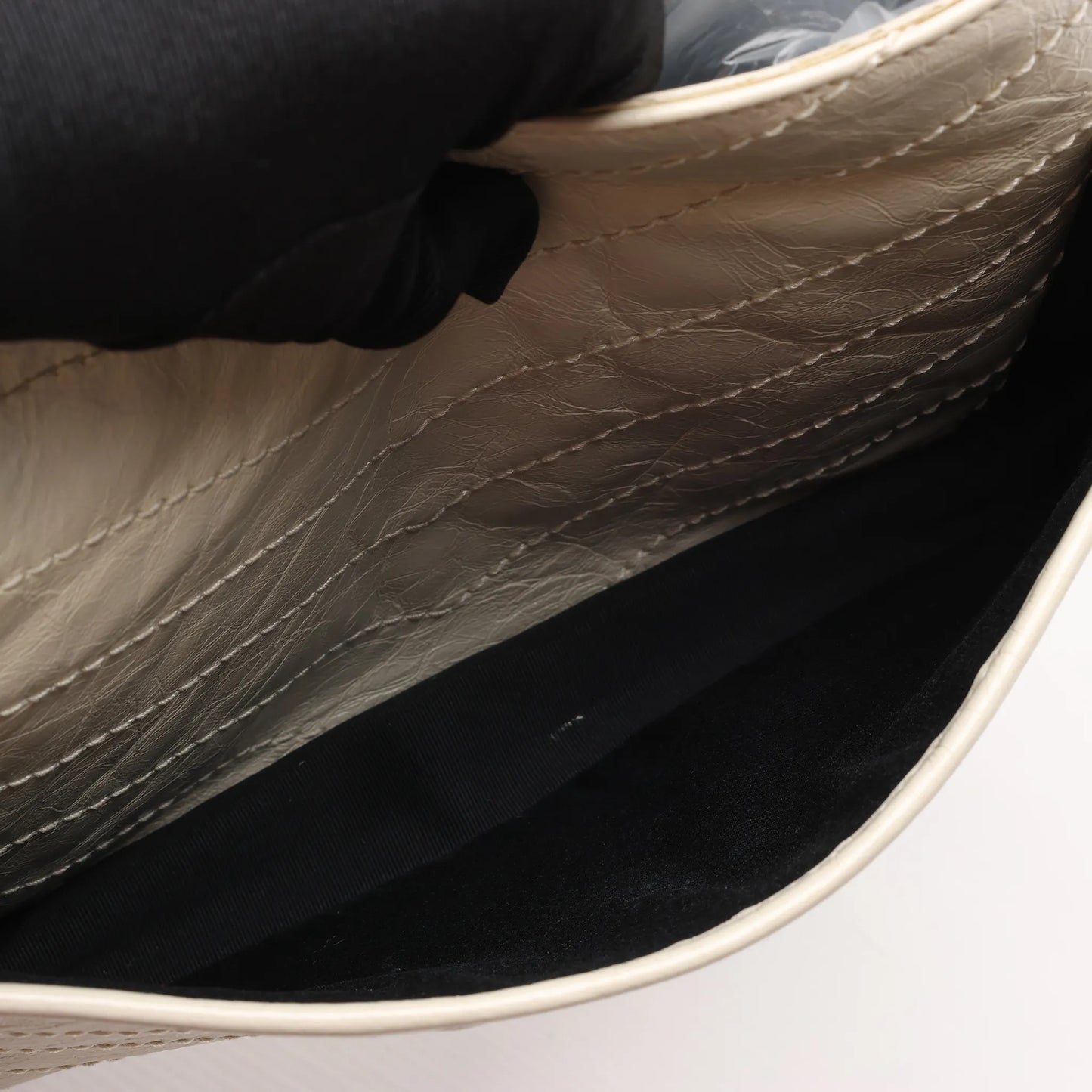 Sac bandoulière chaîne Niki moyen en cuir Saint Laurent Paris Écru 633158