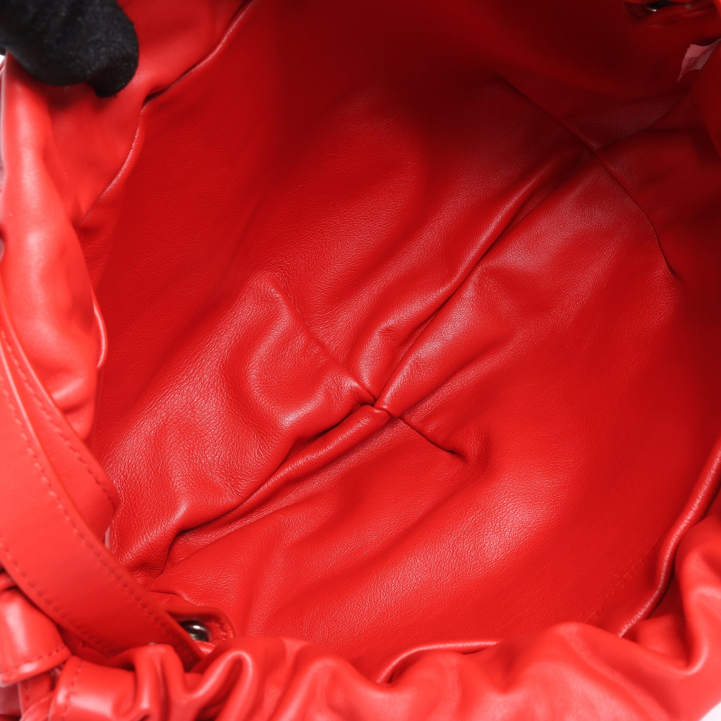 Bottega Veneta Bulb – Schultertasche aus glattem Leder in Rot