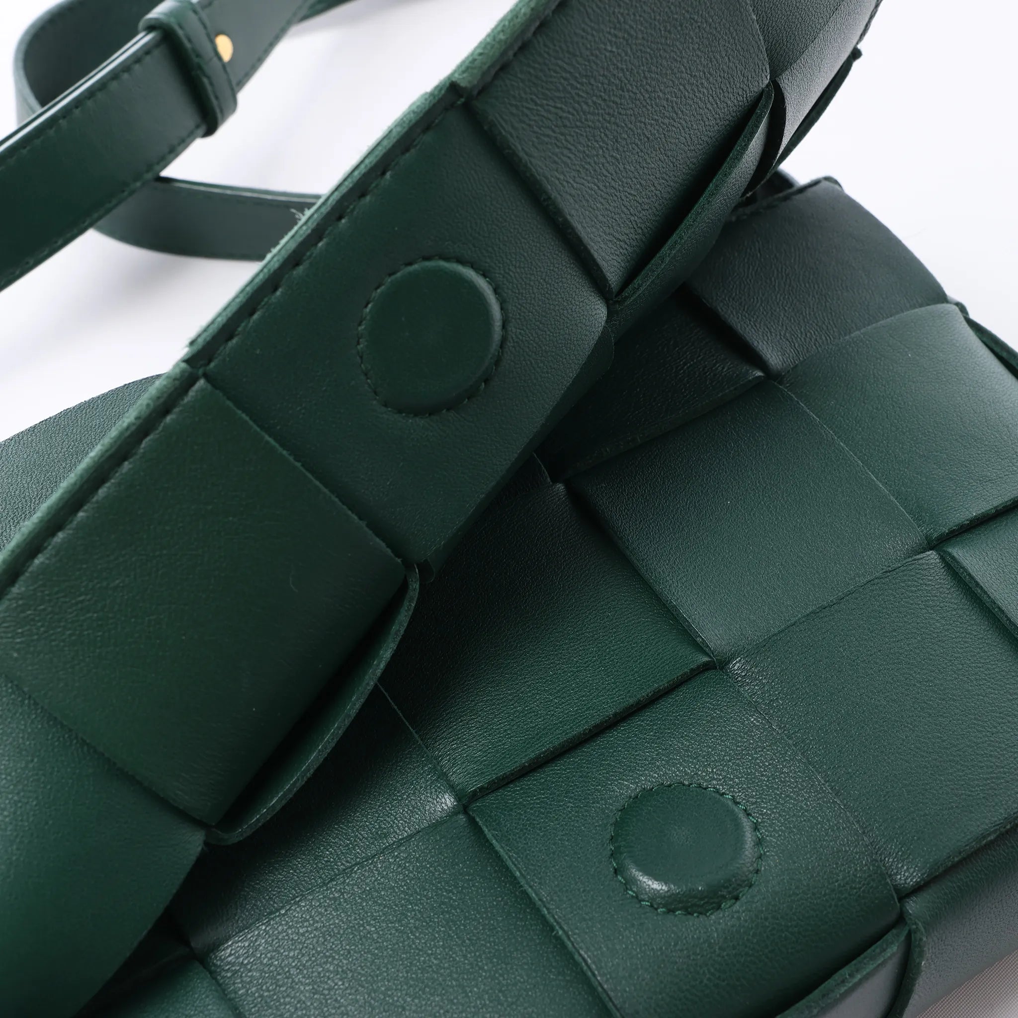 Bottega Veneta Cassette Maxi Intrecciato Leather Crossbody Bag in Green