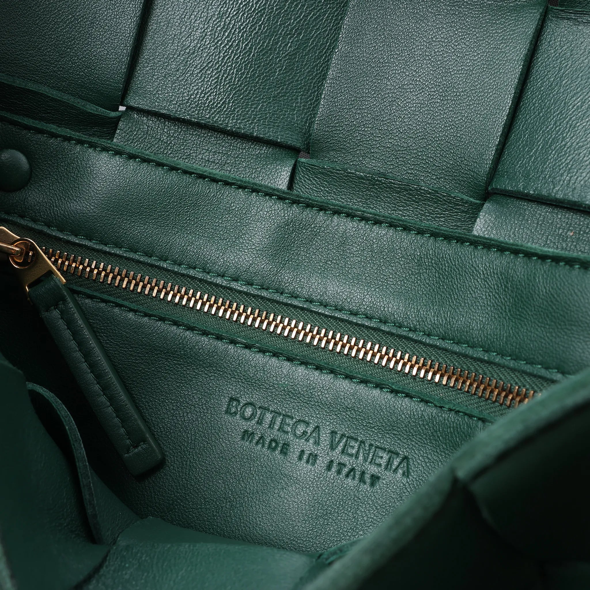 Bottega Veneta Cassette Maxi Intrecciato Leather Crossbody Bag in Green