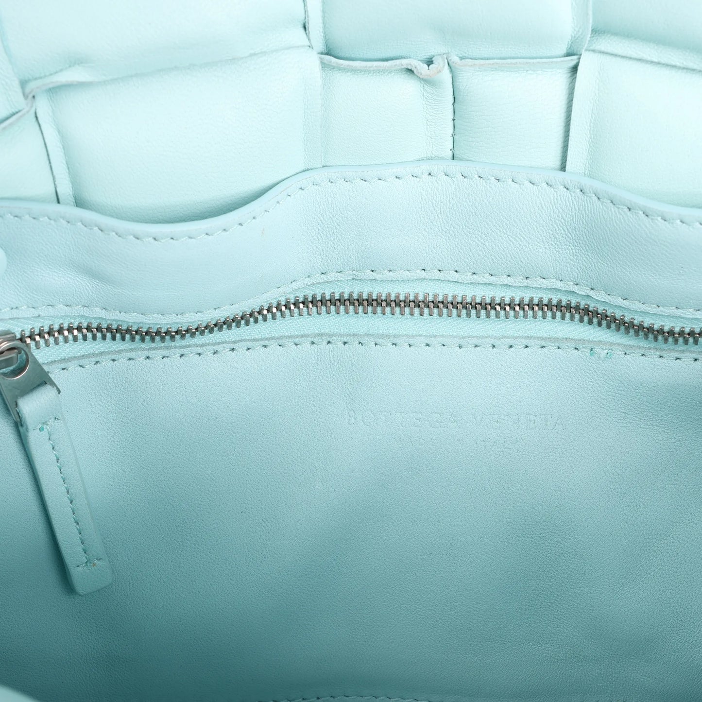 Bottega Veneta gepolsterte Kassetten-Maxi-Schultertasche aus Intrecciato-Leder in Blau