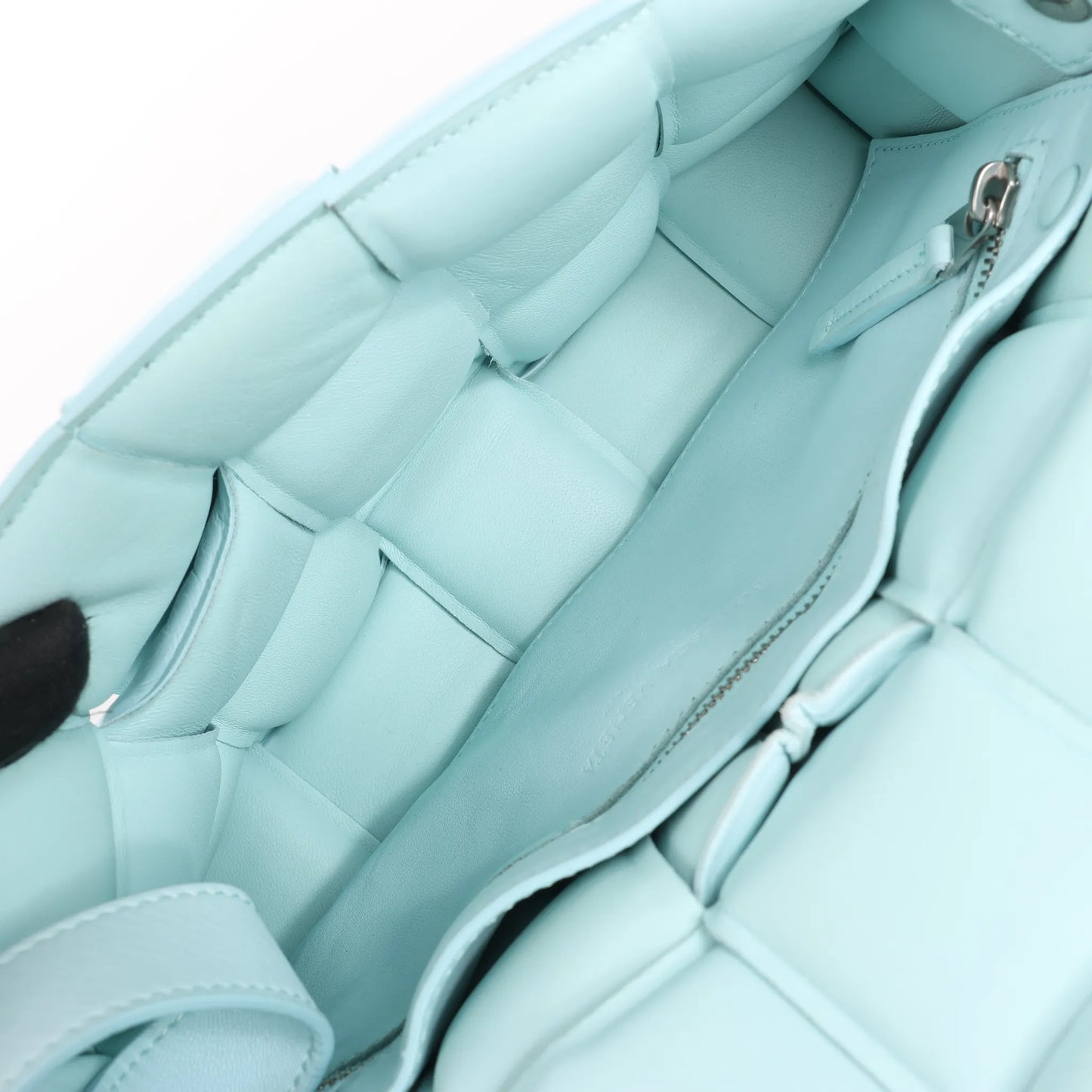 Bottega Veneta gepolsterte Kassetten-Maxi-Schultertasche aus Intrecciato-Leder in Blau