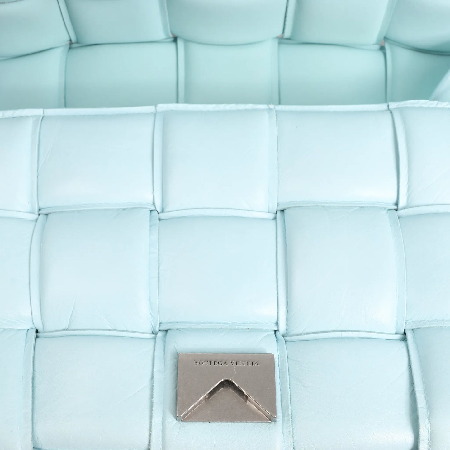 Bottega Veneta gepolsterte Kassetten-Maxi-Schultertasche aus Intrecciato-Leder in Blau