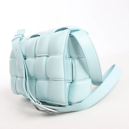 Bottega Veneta Bolso de hombro acolchado Cassette Maxi Intrecciato de cuero en azul