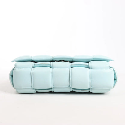 Bottega Veneta gepolsterte Kassetten-Maxi-Schultertasche aus Intrecciato-Leder in Blau