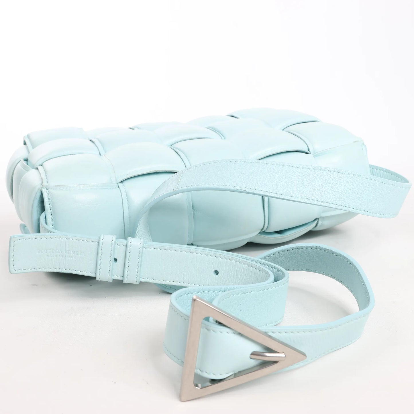 Bottega Veneta gepolsterte Kassetten-Maxi-Schultertasche aus Intrecciato-Leder in Blau