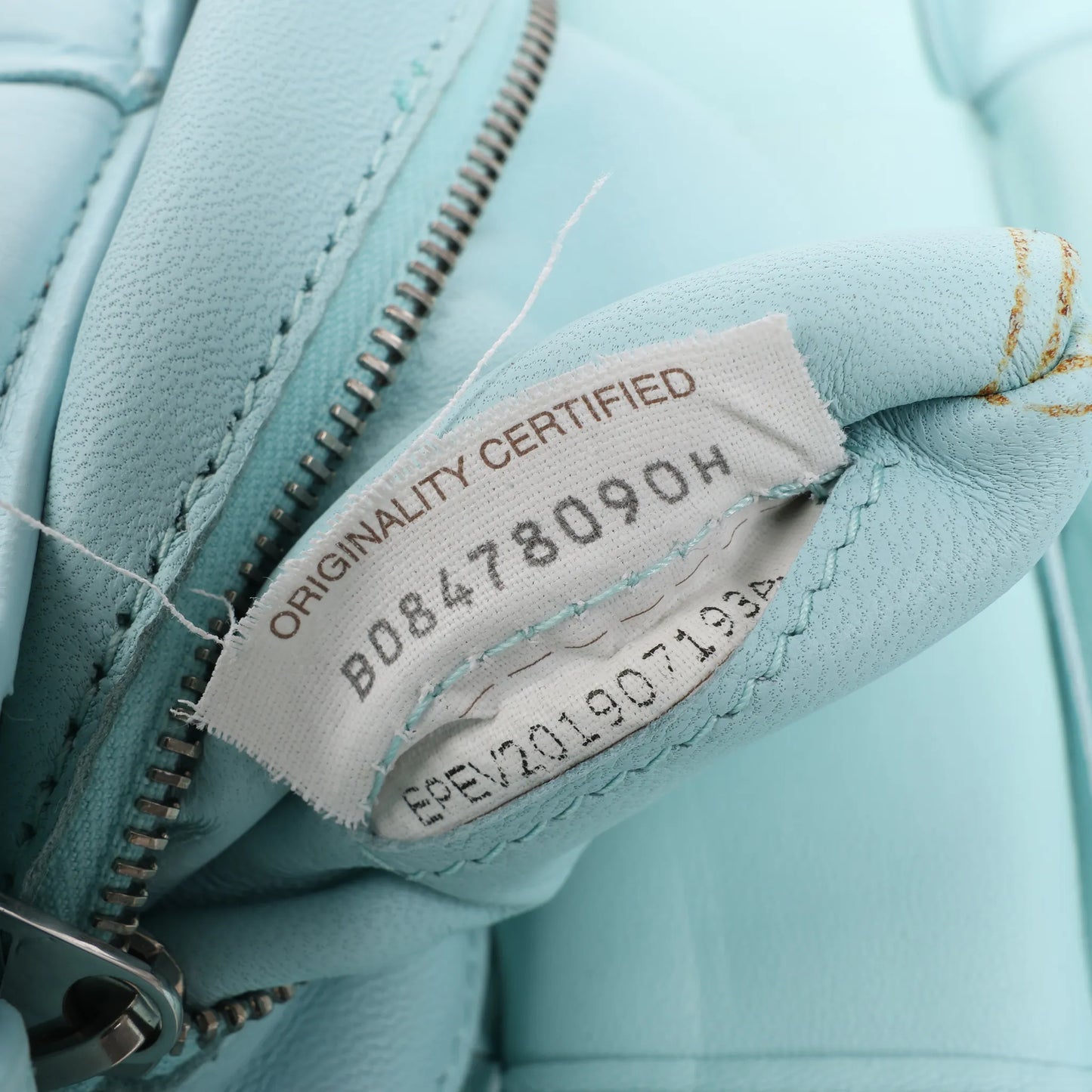 Bottega Veneta gepolsterte Kassetten-Maxi-Schultertasche aus Intrecciato-Leder in Blau