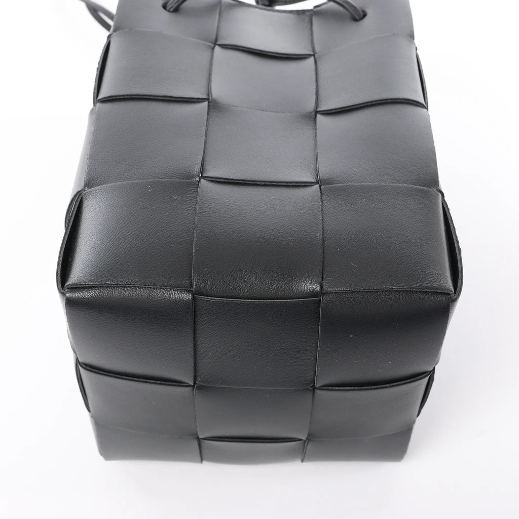 Bottega Veneta Cassette Mini Bucket Maxi Intrecciato Leather Handbag in Black