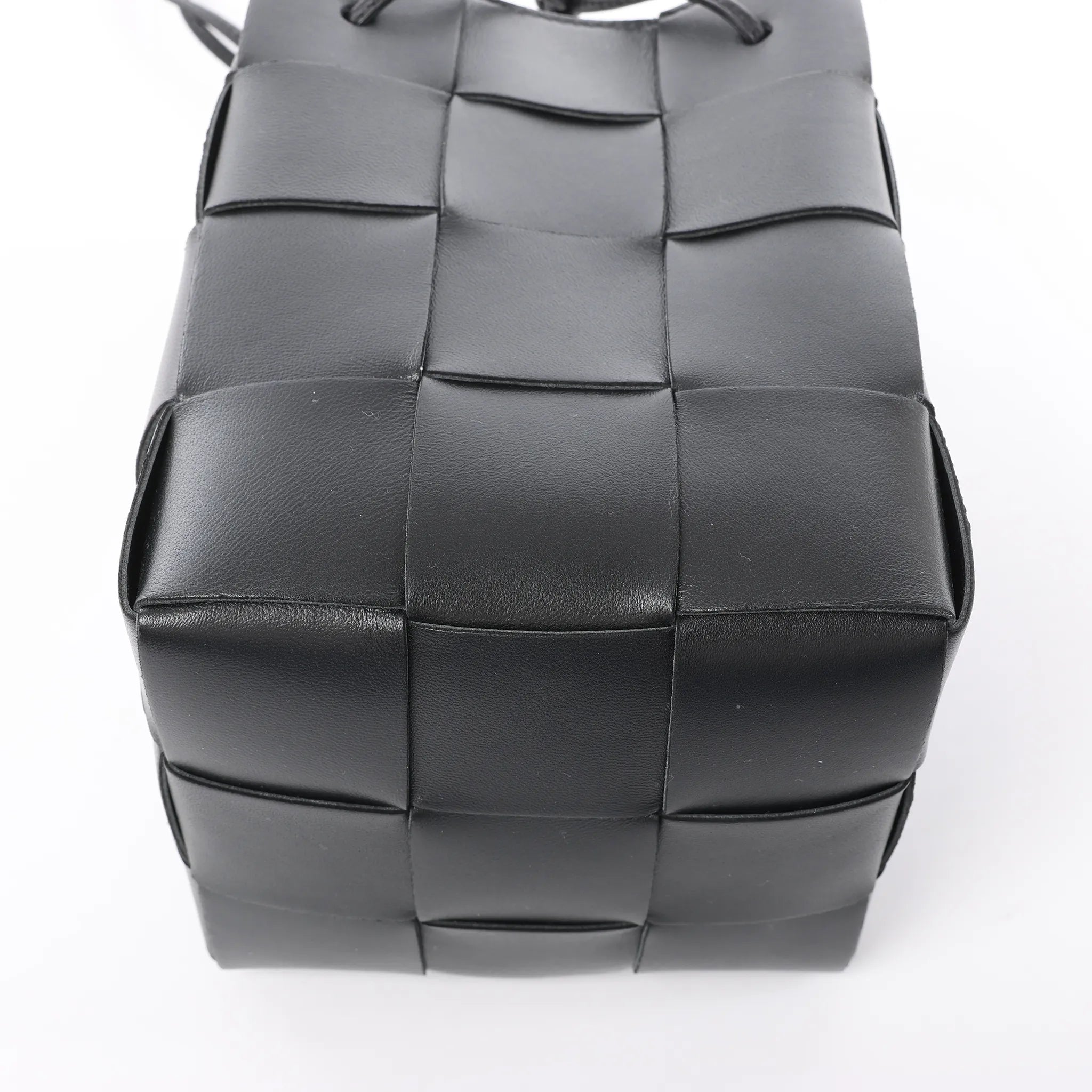 Bottega Veneta Cassette Mini Bucket Maxi Intrecciato Leather Handbag in Black