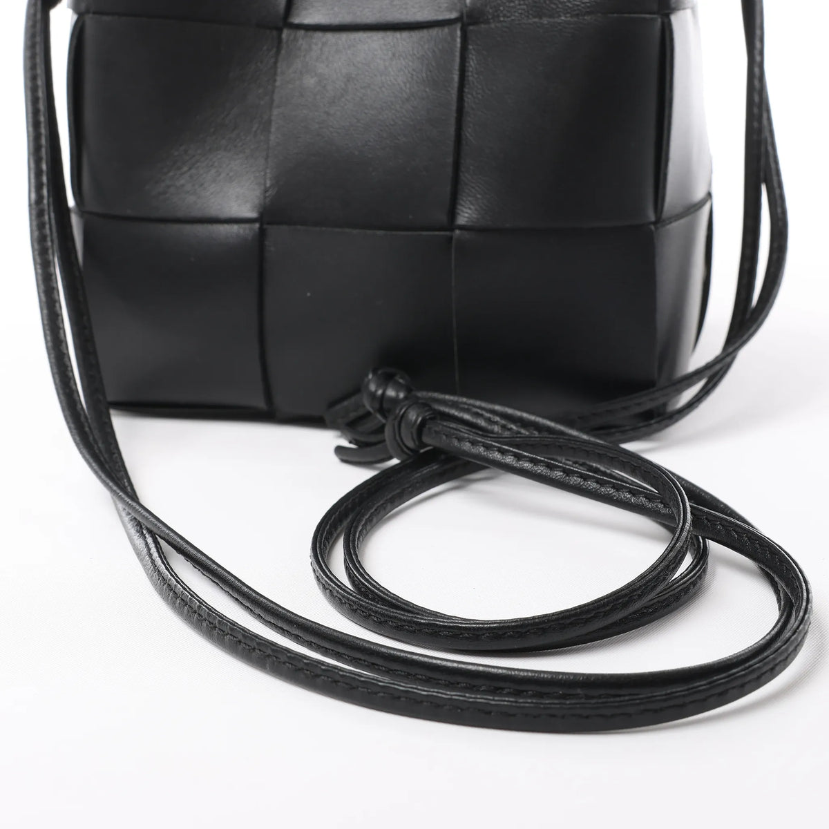 Bottega Veneta Cassette Mini Bucket Maxi Intrecciato Leather Handbag in Black