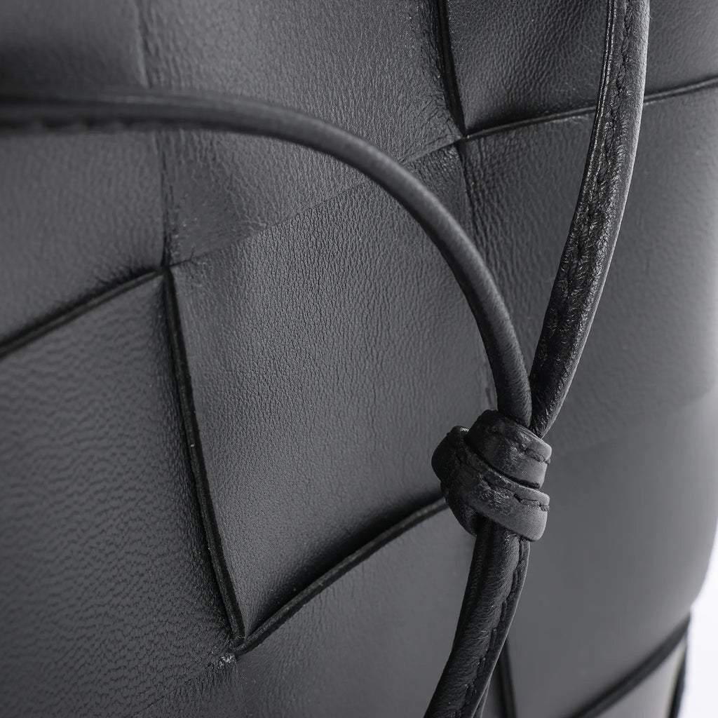 Bottega Veneta Cassette Mini Bucket Maxi Intrecciato Leather Handbag in Black