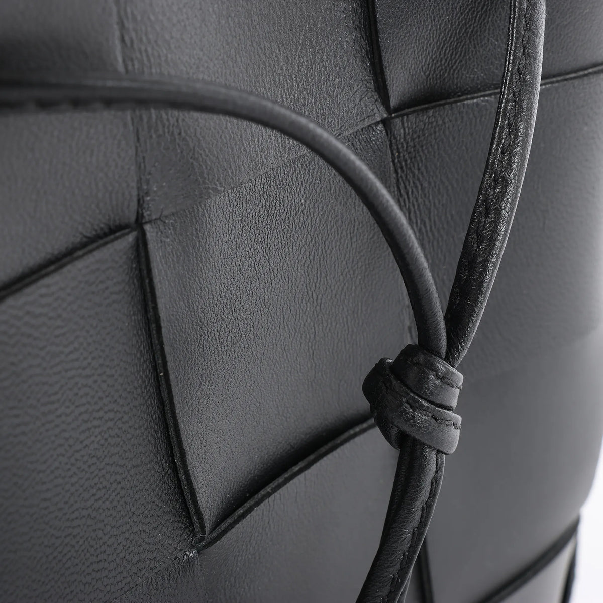 Bottega Veneta Cassette Mini Bucket Maxi Intrecciato Leather Handbag in Black
