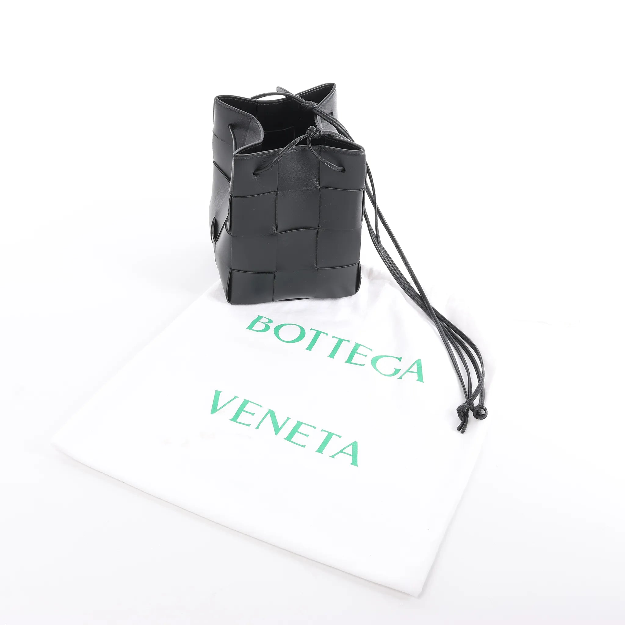 Bottega Veneta Cassette Mini Bucket Maxi Intrecciato Leather Handbag in Black