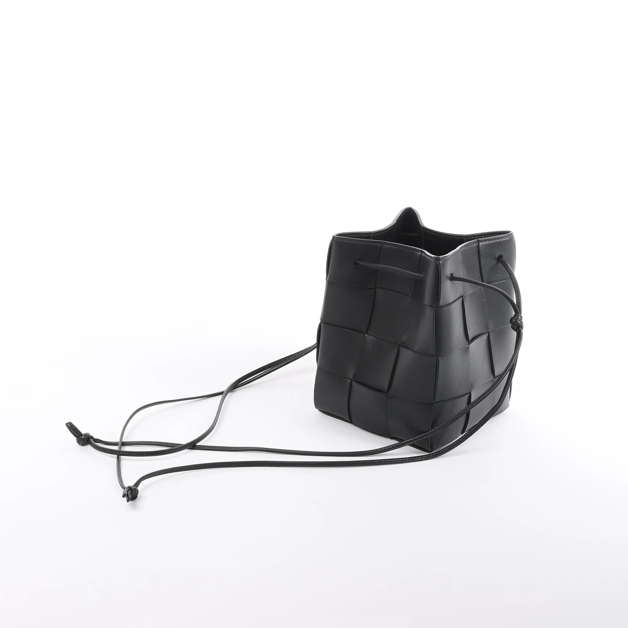 Bottega Veneta Cassette Mini Bucket Maxi Intrecciato Leather Handbag in Black