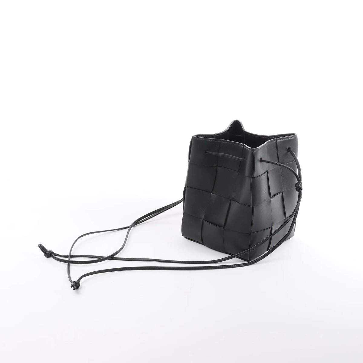 Bottega Veneta Cassette Mini Bucket Maxi Intrecciato Leather Handbag in Black