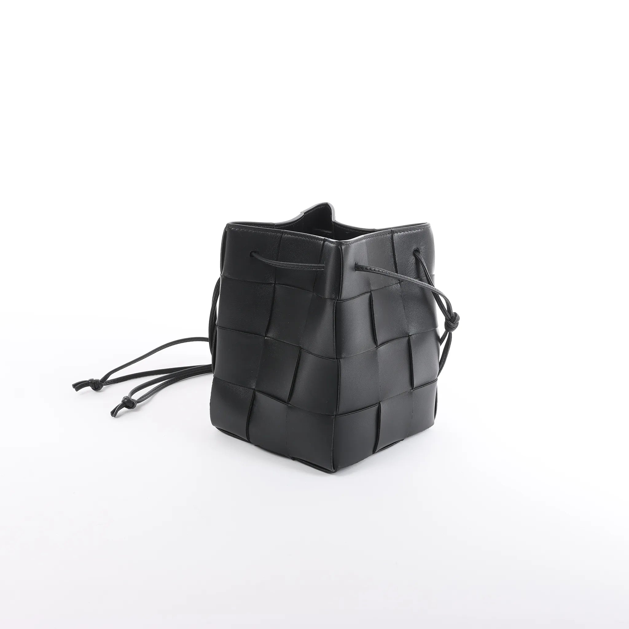 Bottega Veneta Cassette Mini Bucket Maxi Intrecciato Leather Handbag in Black