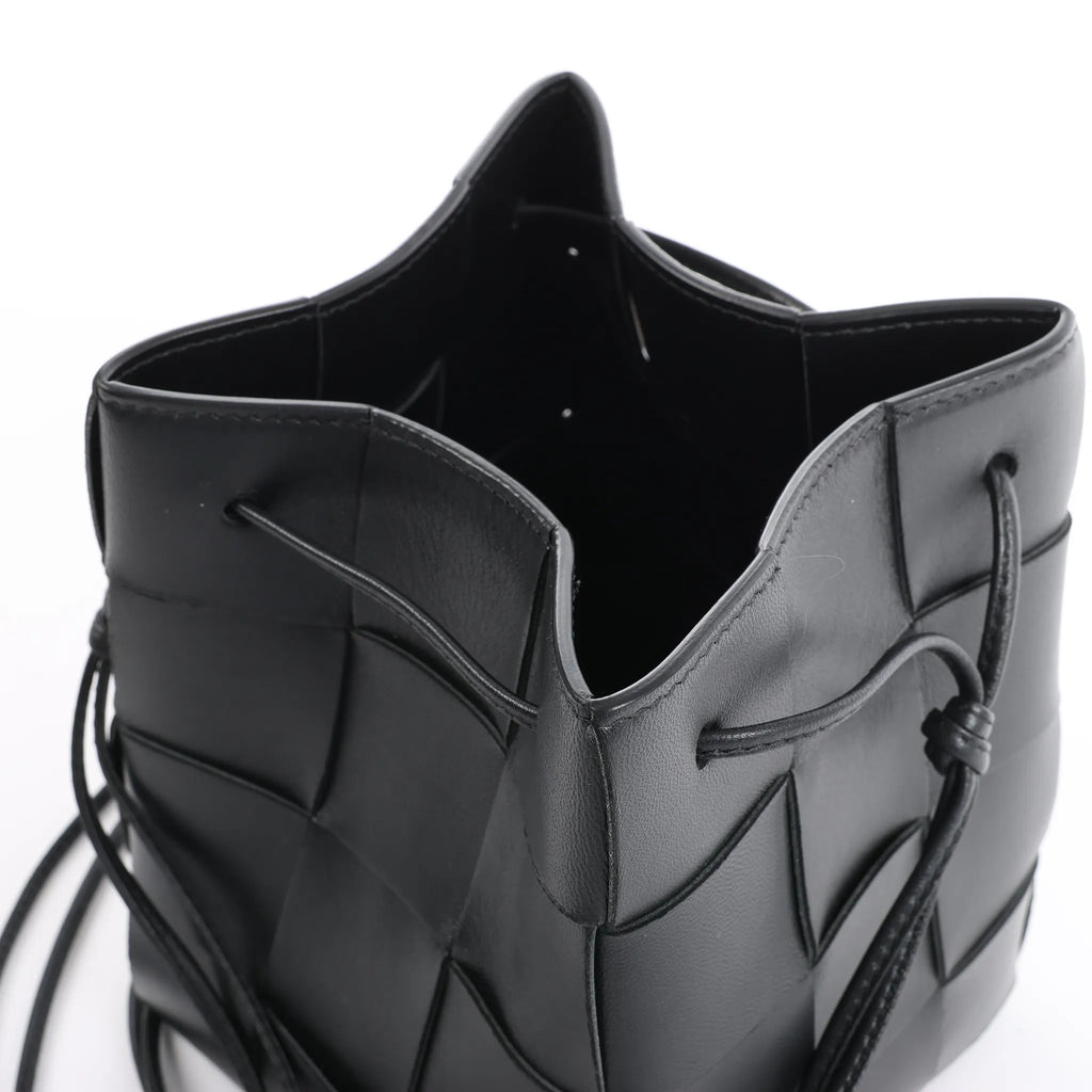 Bottega Veneta Cassette Mini Bucket Maxi Intrecciato Leather Handbag in Black