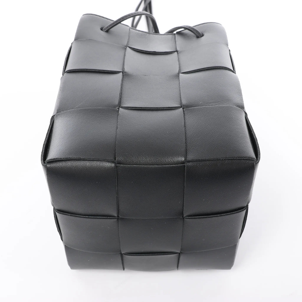 Bottega Veneta Cassette Mini Bucket Maxi Intrecciato Leather Handbag in Black