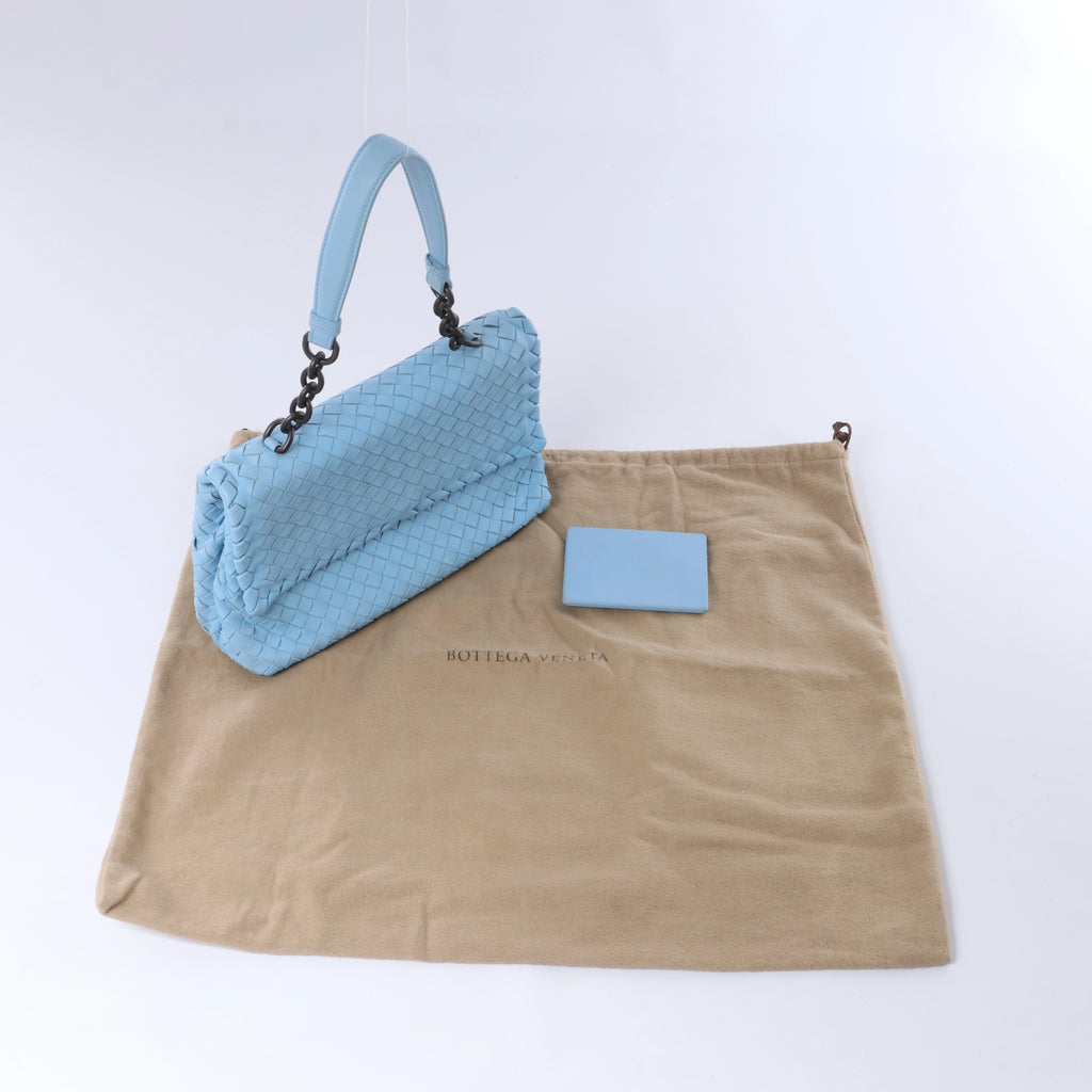 Bolso cruzado Bottega Veneta Cassette Maxi Intrecciato de piel en color beis