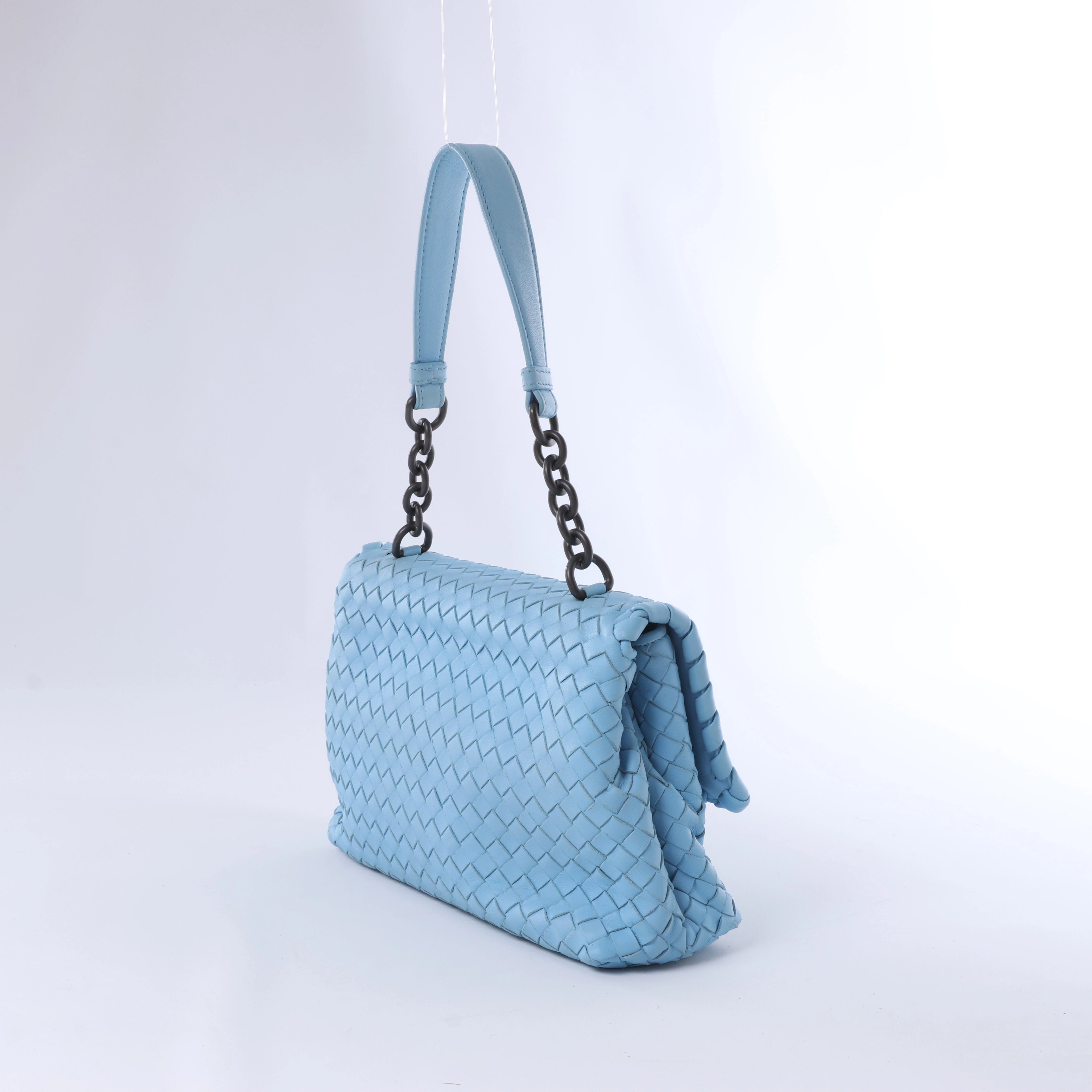 Bolso cruzado Bottega Veneta Cassette Maxi Intrecciato de piel en color beis