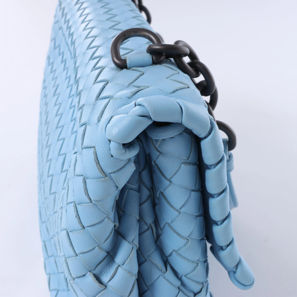 Bolso cruzado Bottega Veneta Cassette Maxi Intrecciato de piel en color beis