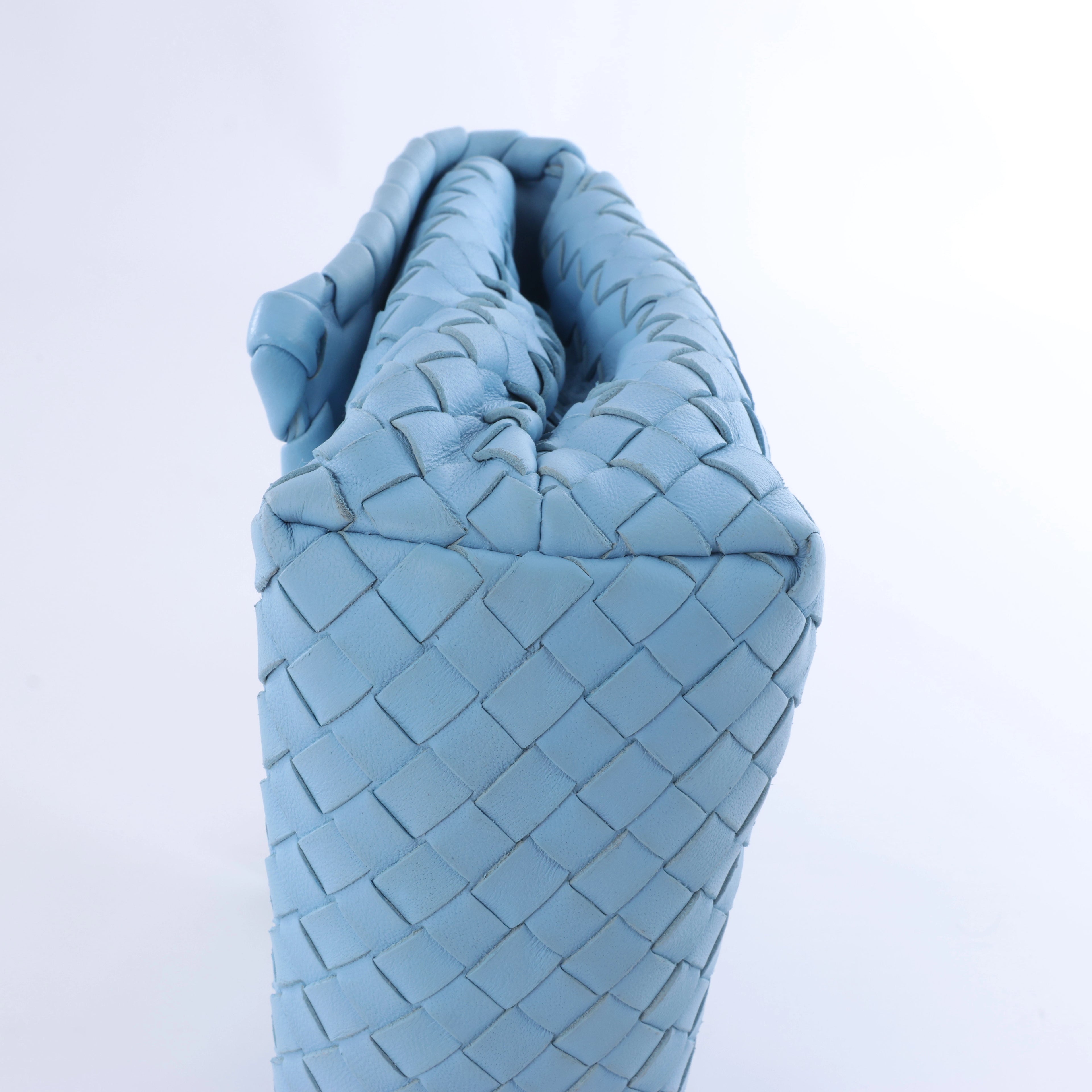 Bolso cruzado Bottega Veneta Cassette Maxi Intrecciato de piel en color beis