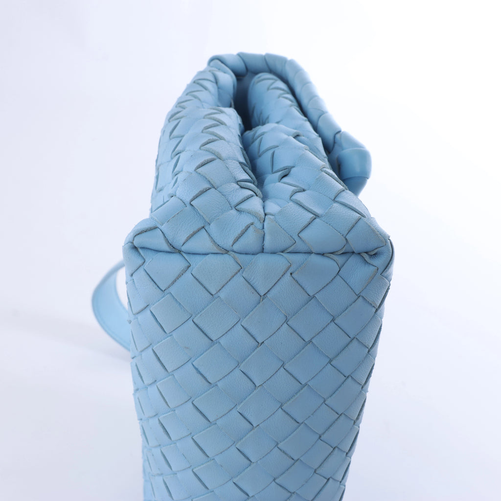 Bolso cruzado Bottega Veneta Cassette Maxi Intrecciato de piel en color beis