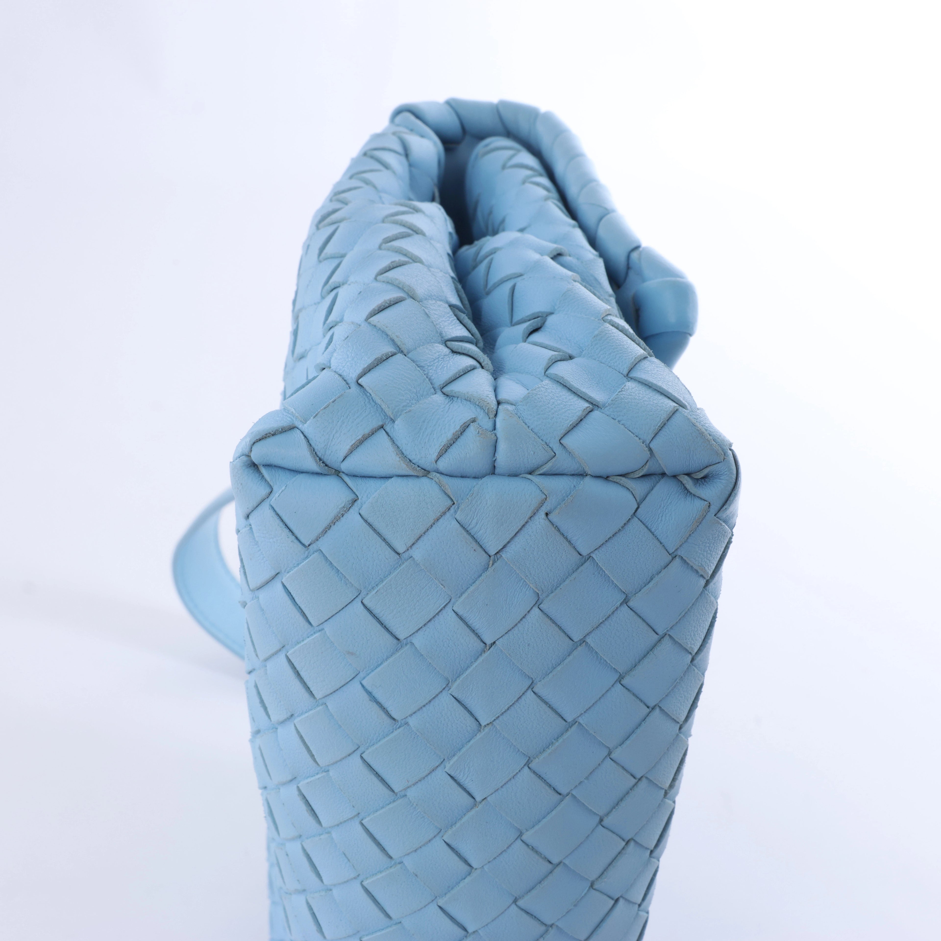 Bolso cruzado Bottega Veneta Cassette Maxi Intrecciato de piel en color beis