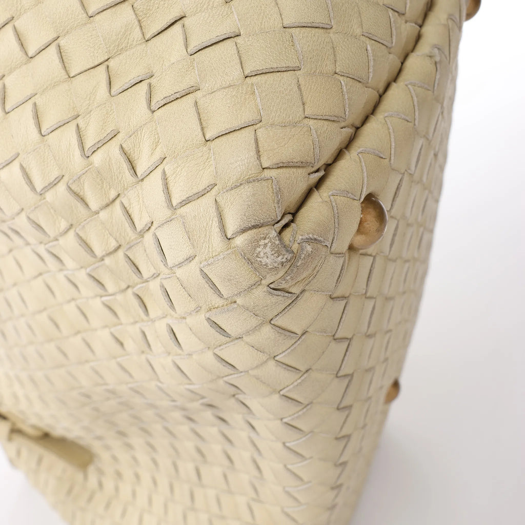 Bottega Veneta Montaigne  Intrecciato Leather Shoulder Bag in Beige 173398