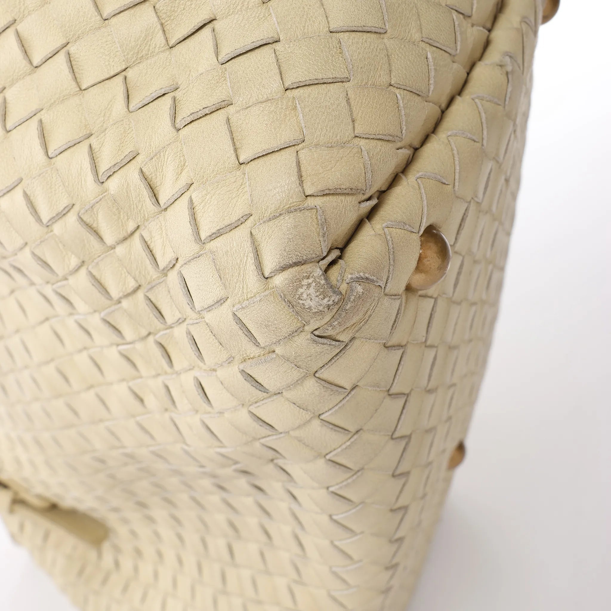 Bottega Veneta Montaigne  Intrecciato Leather Shoulder Bag in Beige 173398