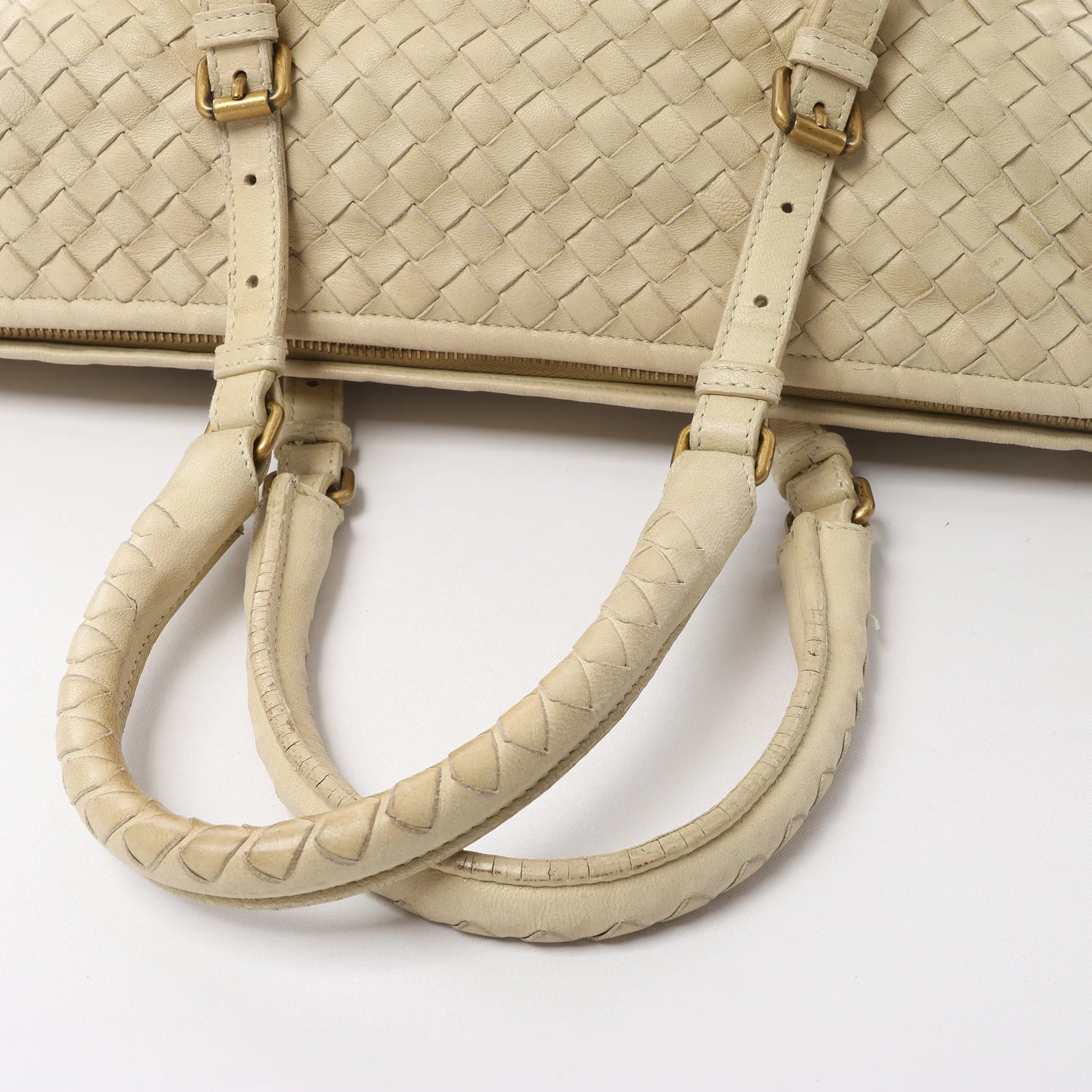 Bottega Veneta Montaigne  Intrecciato Leather Shoulder Bag in Beige 173398
