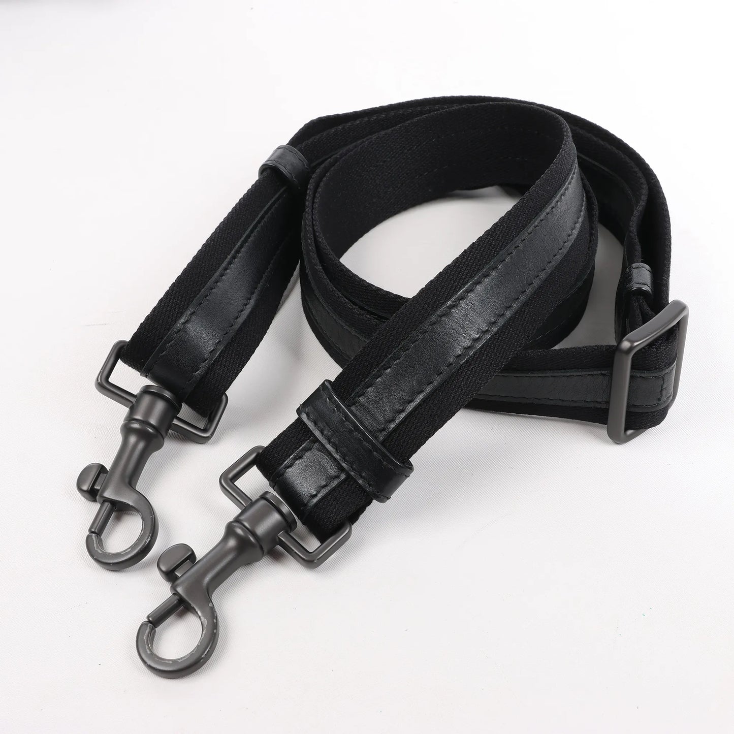 Bottega Veneta VN Umhängetasche aus Intrecciato-Leder in Schwarz