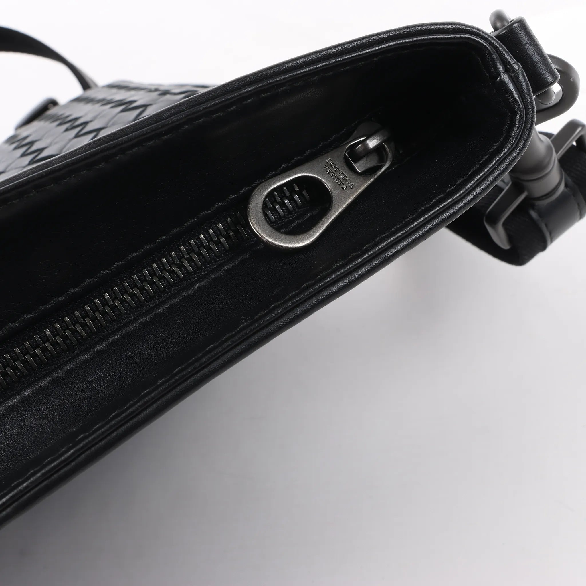 Bottega Veneta VN Intrecciato Leather Crossbody Messenger Bag in Black