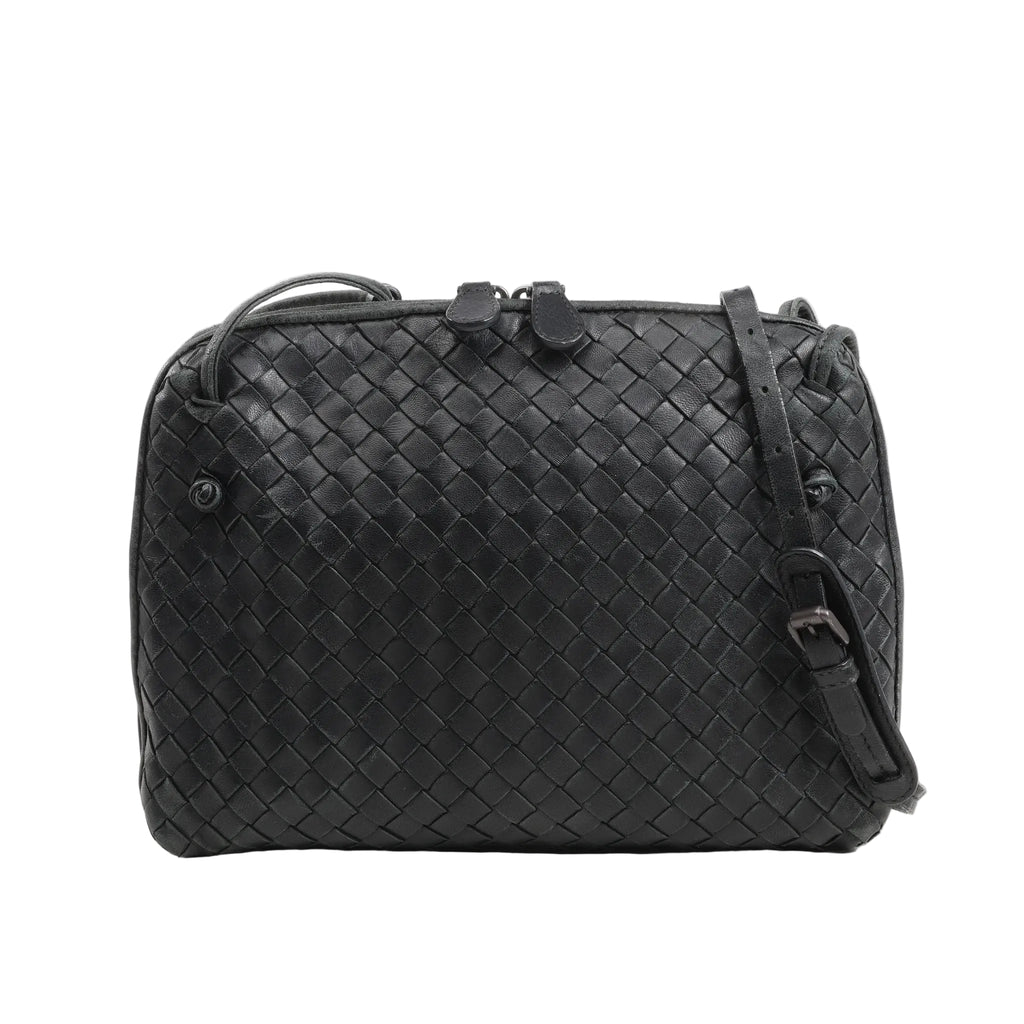 Bottega Veneta Arco Maxi Intrecciato large tote handbag in beige leather featuring oversized woven panels, double top handles, and a drawstring closure.