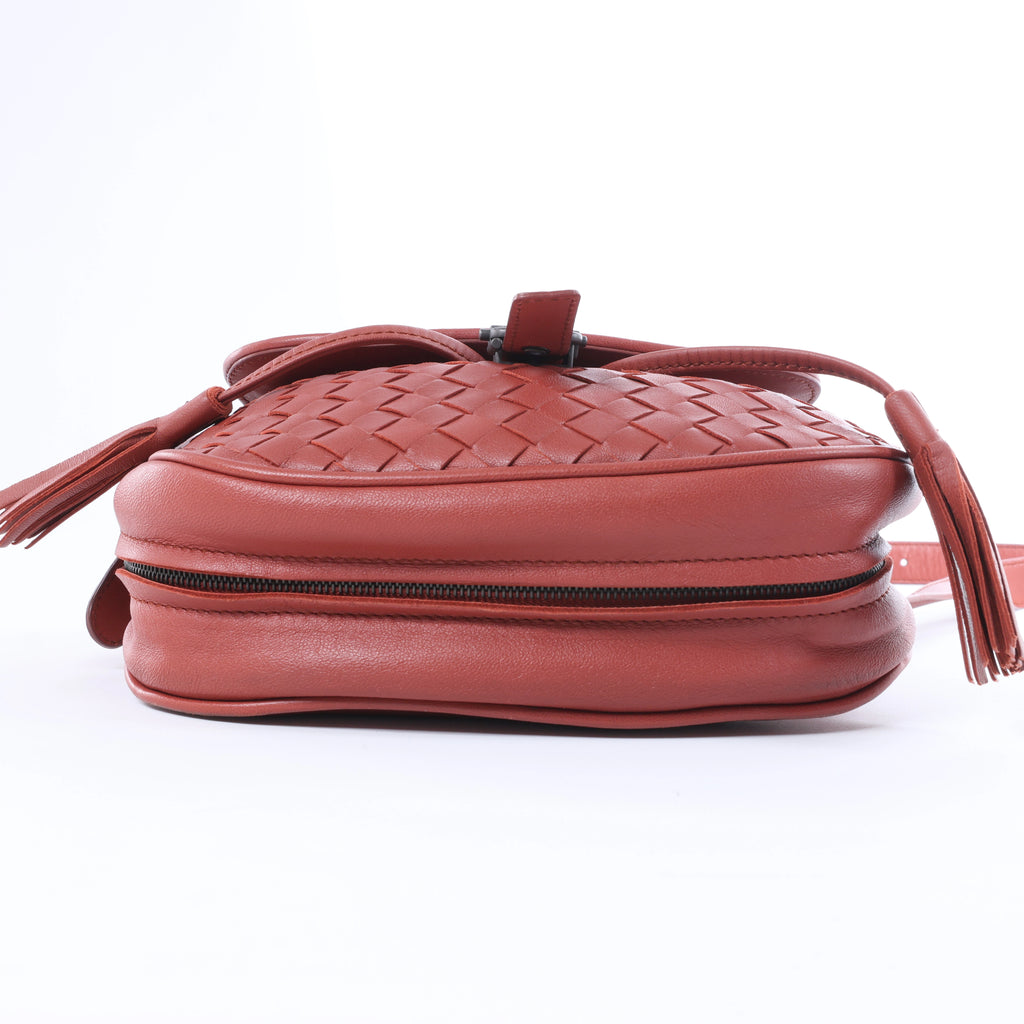 Bolso cruzado Bottega Veneta Cassette Maxi Intrecciato de piel en color beis