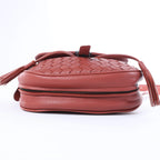 Bolso cruzado Bottega Veneta Cassette Maxi Intrecciato de piel en color beis