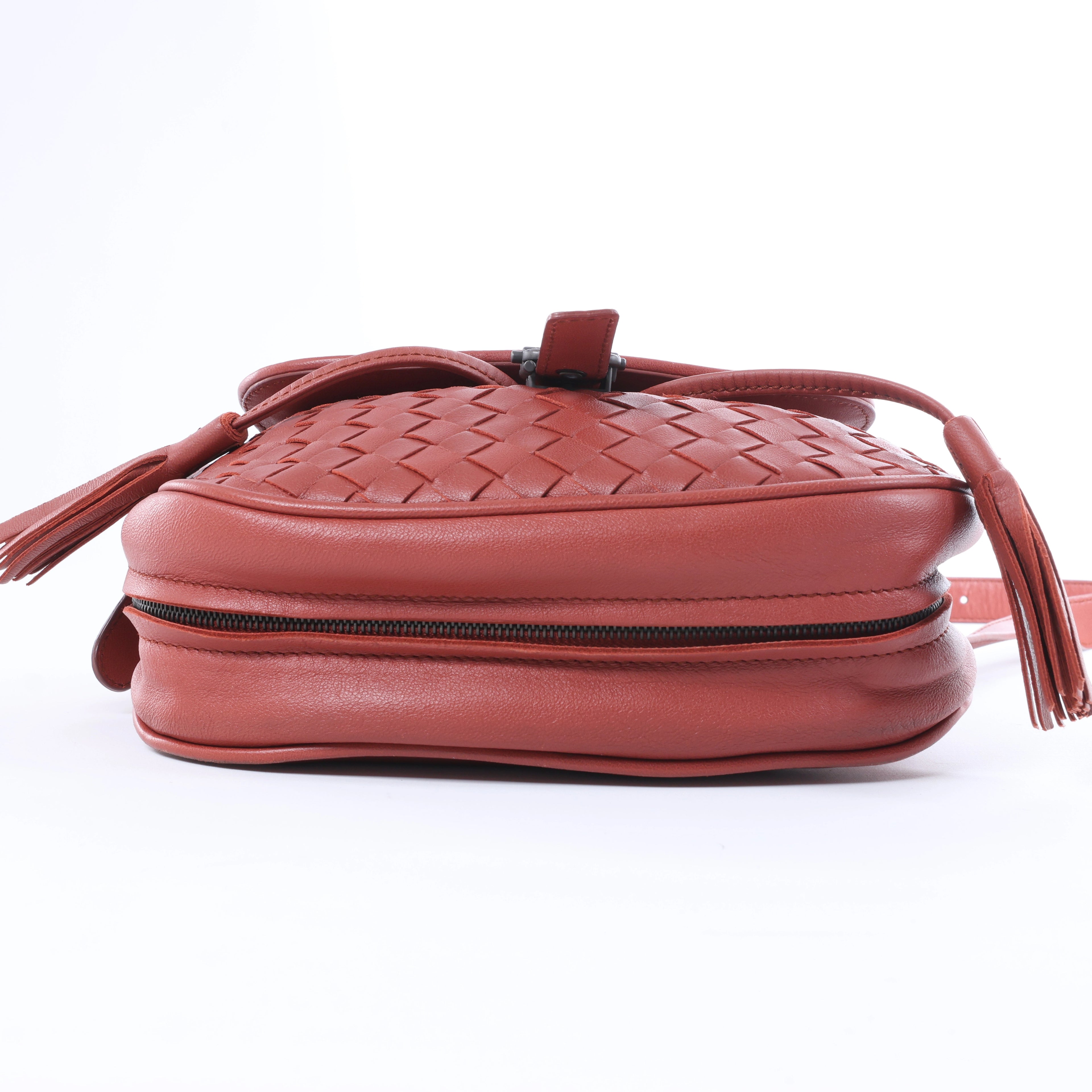 Bolso cruzado Bottega Veneta Cassette Maxi Intrecciato de piel en color beis