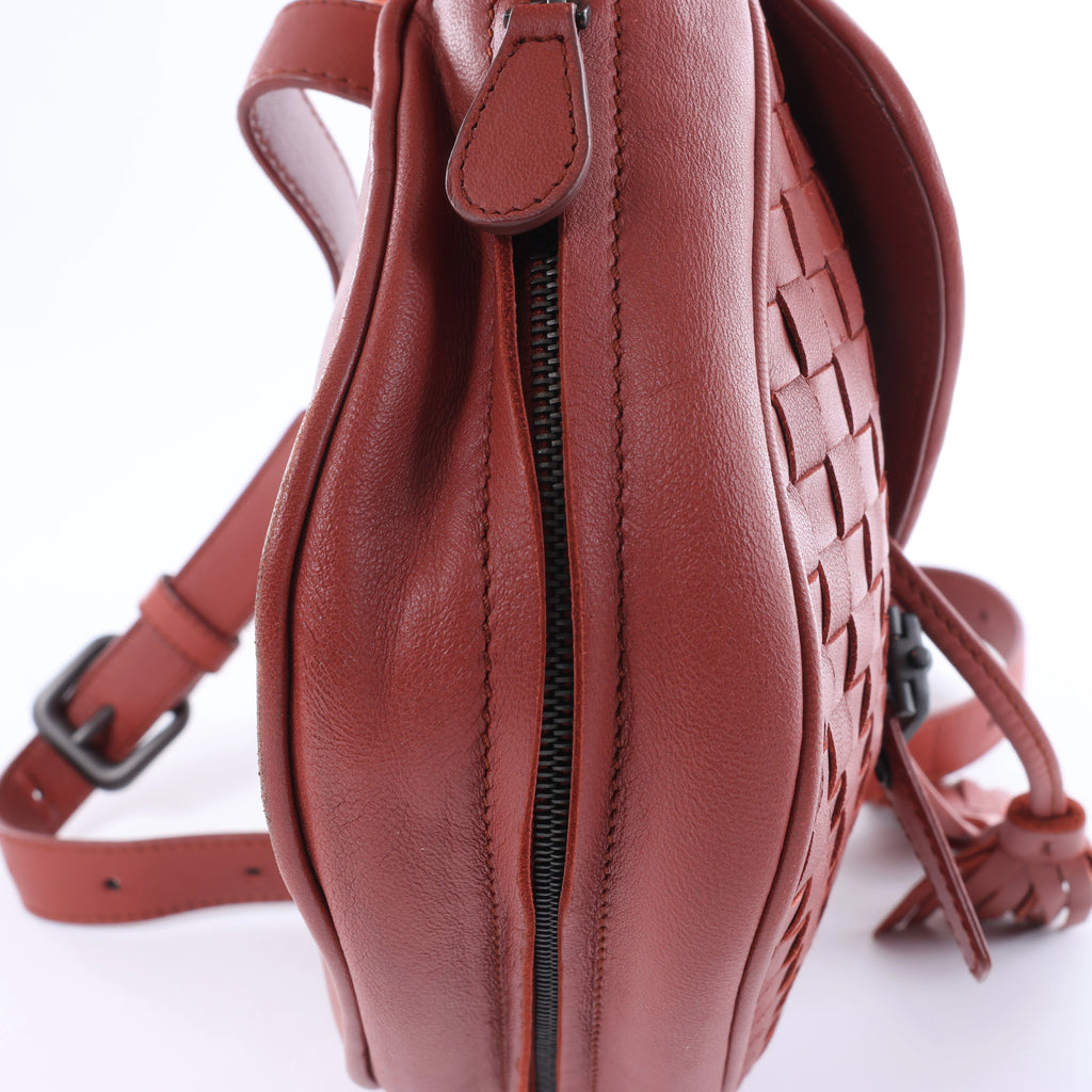 Bolso cruzado Bottega Veneta Cassette Maxi Intrecciato de piel en color beis