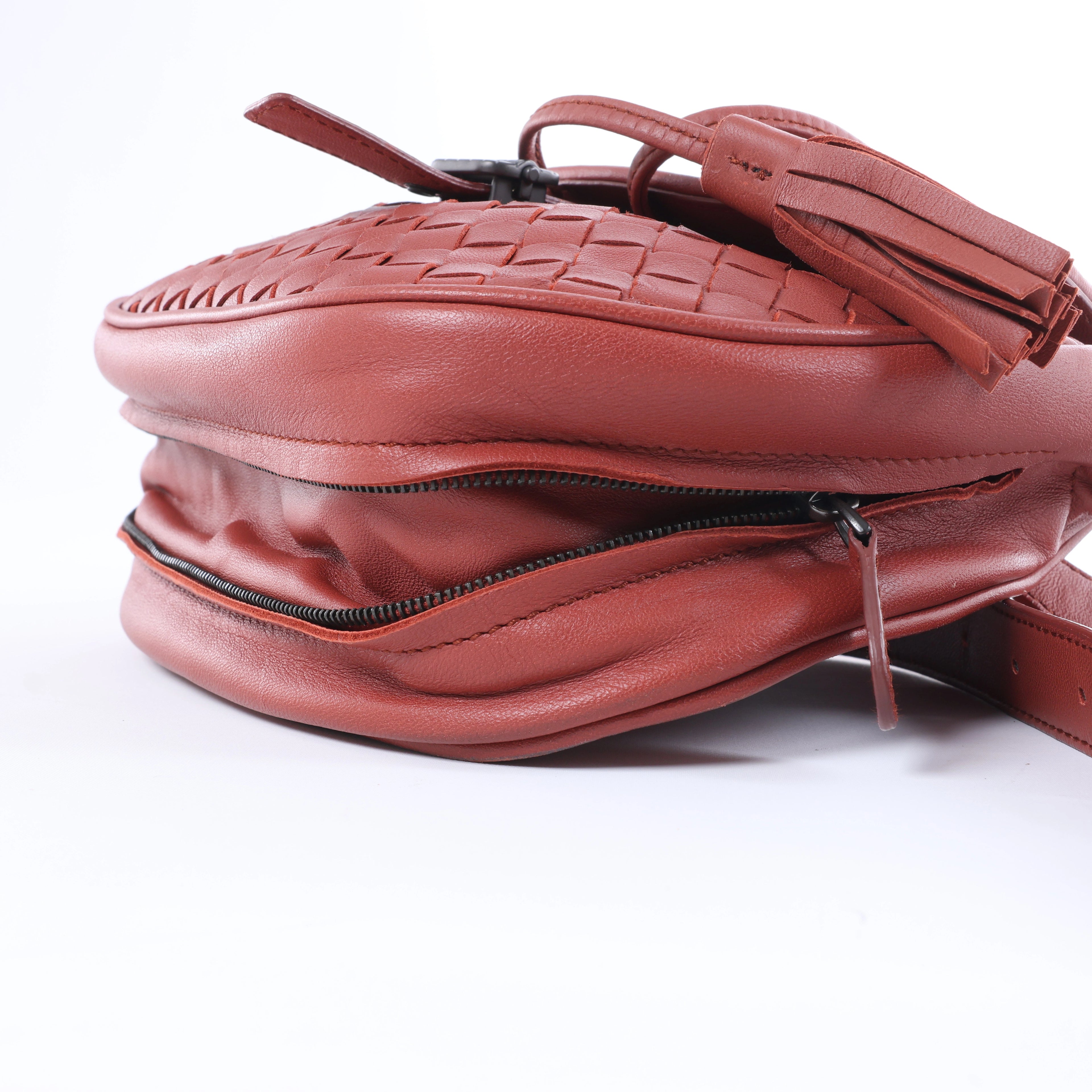 Bolso cruzado Bottega Veneta Cassette Maxi Intrecciato de piel en color beis