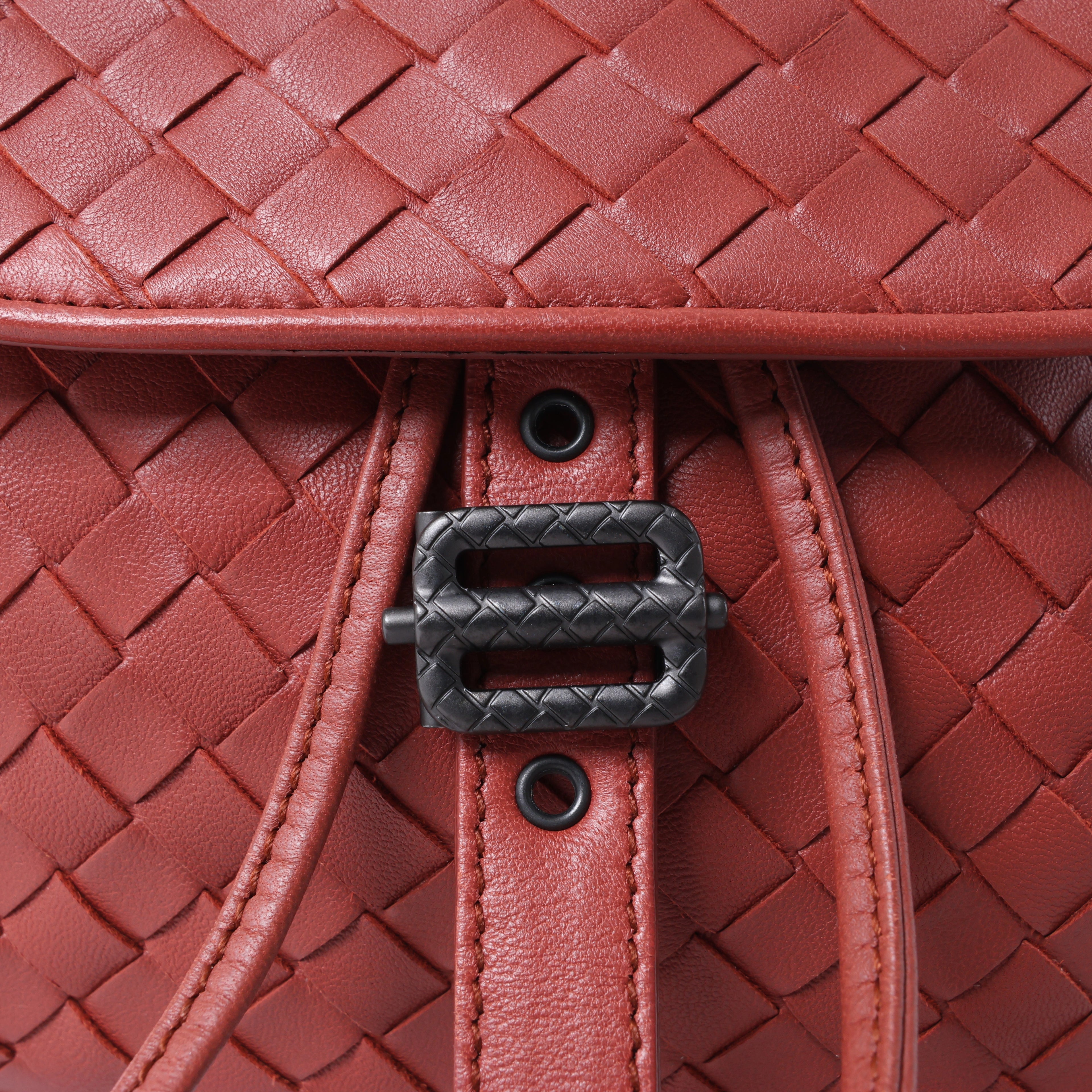 Bolso cruzado Bottega Veneta Cassette Maxi Intrecciato de piel en color beis