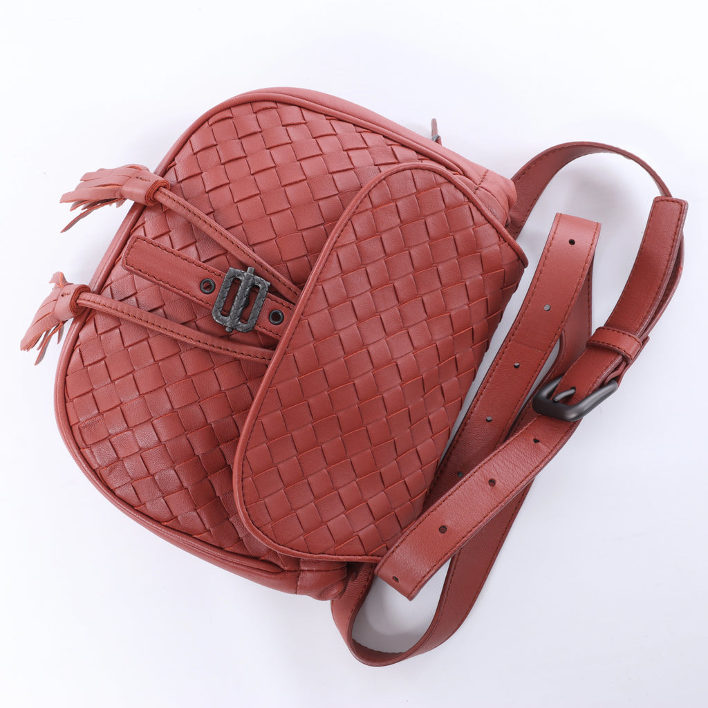 Bolso cruzado Bottega Veneta Cassette Maxi Intrecciato de piel en color beis