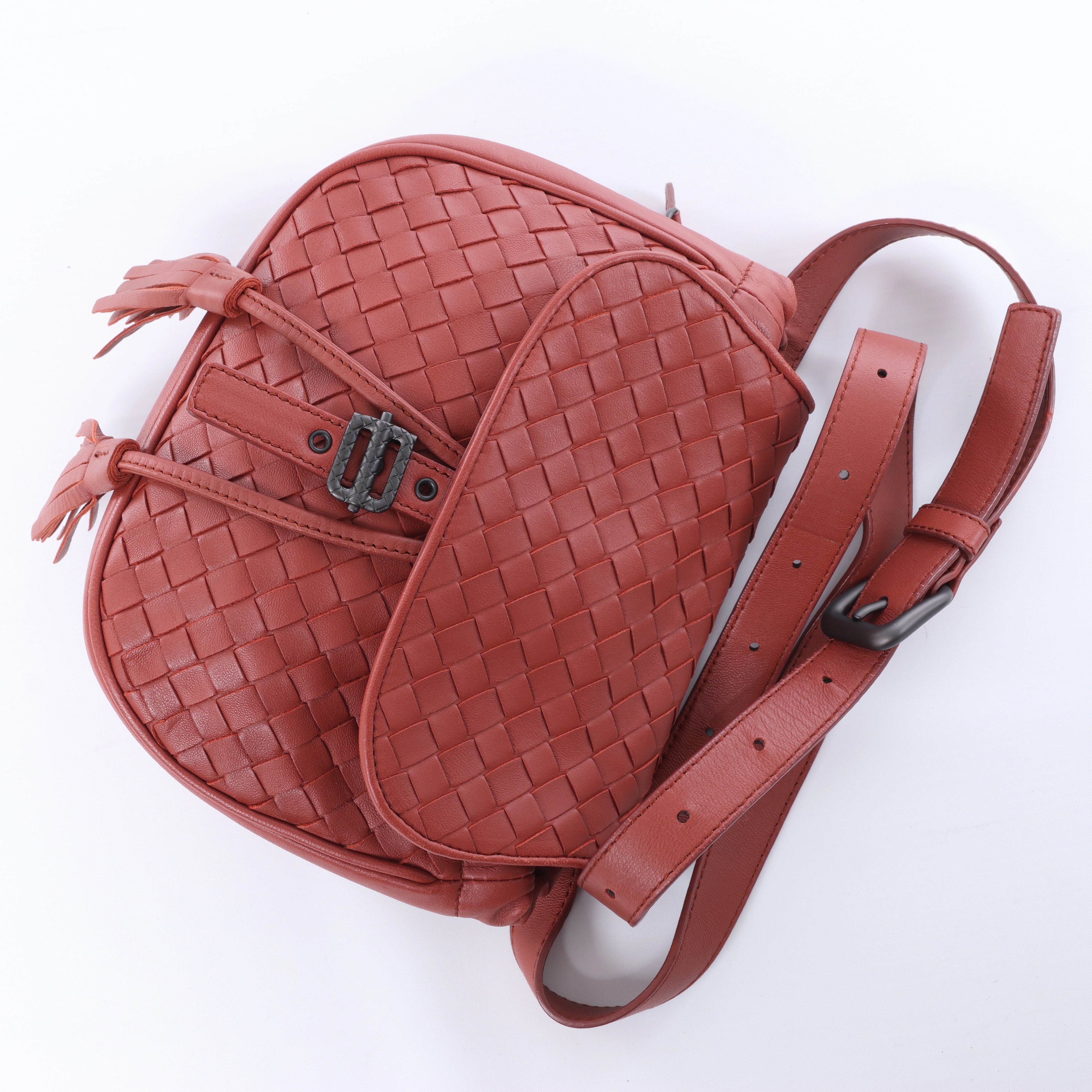 Bolso cruzado Bottega Veneta Cassette Maxi Intrecciato de piel en color beis