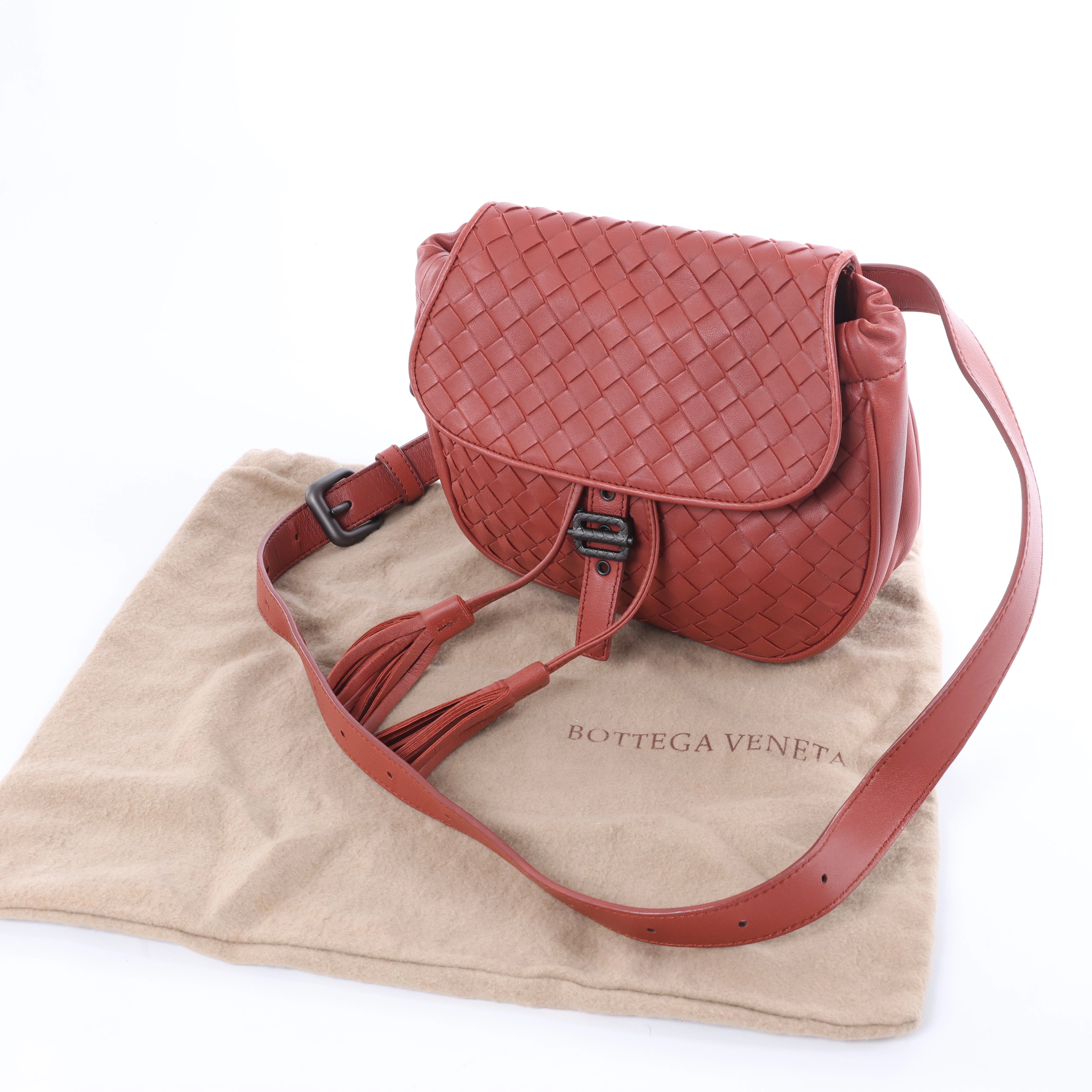 Bolso cruzado Bottega Veneta Cassette Maxi Intrecciato de piel en color beis