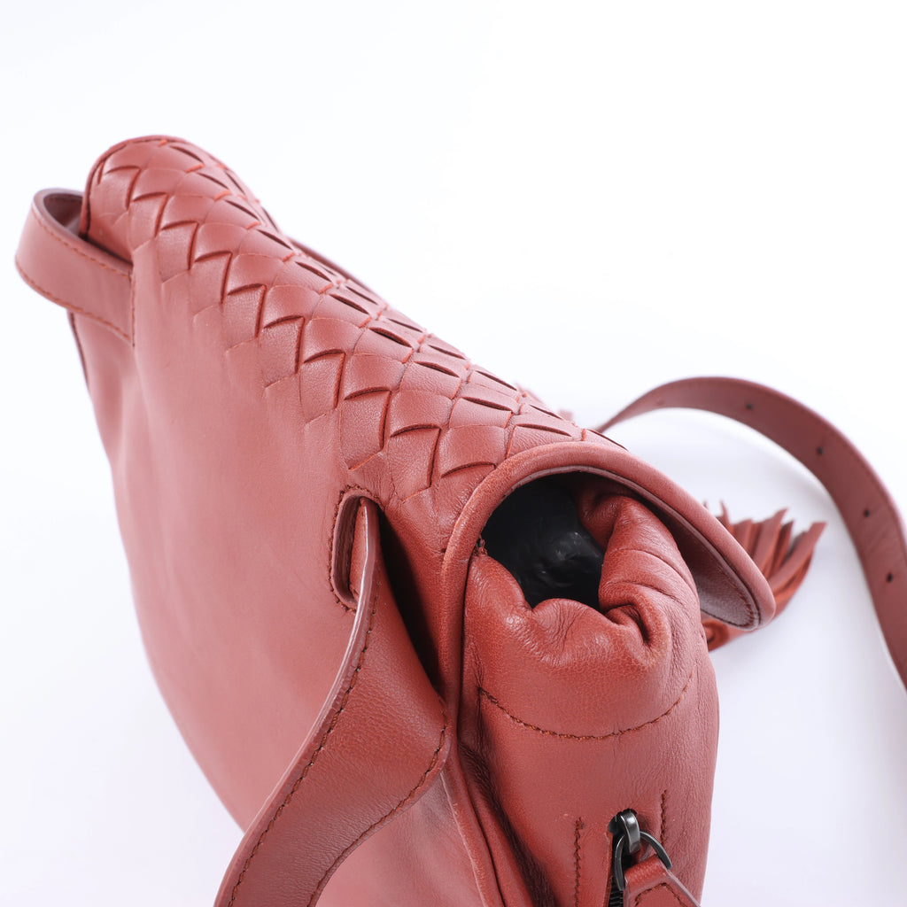 Bolso cruzado Bottega Veneta Cassette Maxi Intrecciato de piel en color beis
