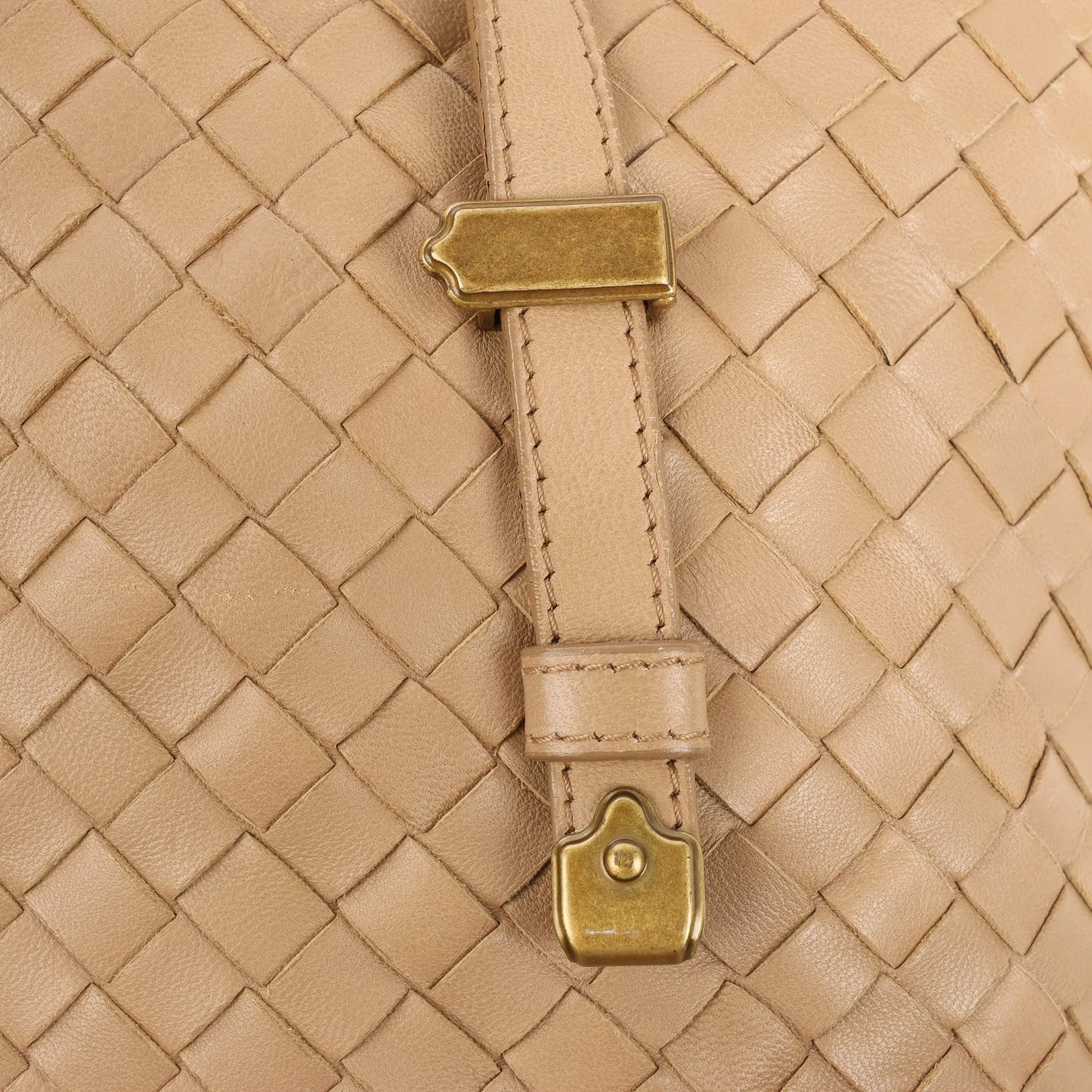 Umhängetasche aus Intrecciato-Leder von Bottega Veneta in Beige