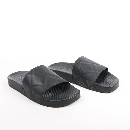 Claquettes plates Bottega Veneta en caoutchouc Intrecciato BV noires, pointure 40