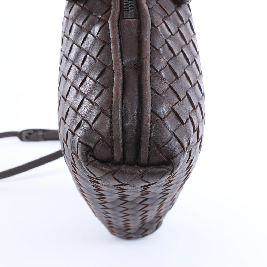 Bolso cruzado Bottega Veneta Cassette Maxi Intrecciato de piel en color beis